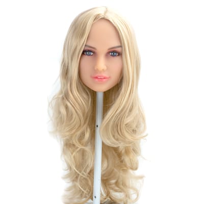 Patrícia - Boneca Realística em TPE com Pele Morena, Cabelo Loiro Longo, Olhos Verdes, Seios Fartos, Vértebras em Aço e Acessórios - 39 Kg e 1,60 Metros de Altura