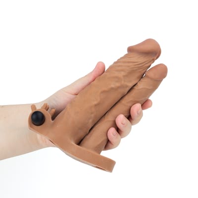 Capa Extensora com Preenchimento, Prótese Peniana e Estimulador de Clitóris com Cápsula Vibratória - Lovetoy Pleasure X-Tender Series | 15 x 2,8 cm | Disponível em 2 Cores