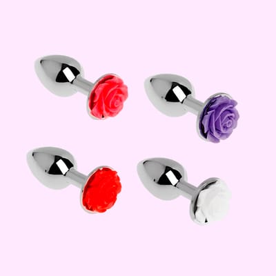 Plug Anal ''P'' Cônico Prateado com Enfeite de Flor - 6 x 2,7 cm | Disponível em 4 Cores