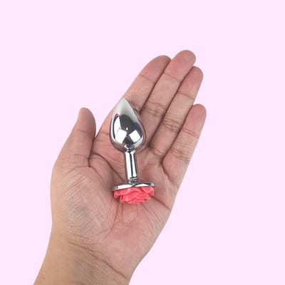 Plug Anal ''P'' Cônico Prateado com Enfeite de Flor - 6 x 2,7 cm | Disponível em 4 Cores
