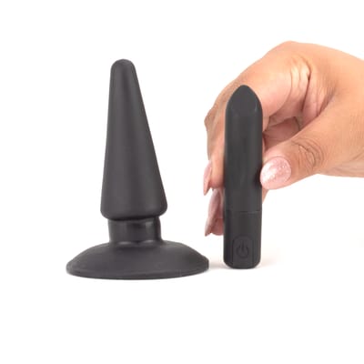 Plug Anal Cônico em PVC com Base de Segurança e Bullet com 10 Modos de Vibração - Exclusiva Butt Plug