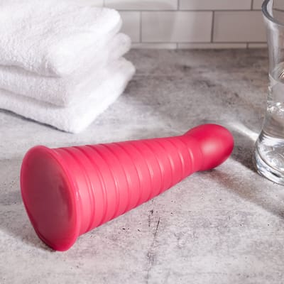 Plug Anal Feito em PVC Liso com Formato de Cone e Base em Ventosa - Zero Tolerance Everest | 24,5 x 9,1 cm