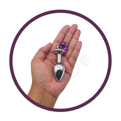 Plug Anal Cônico ''P'' em Metal Polido com Joia em sua Base e Guia com Corrente - 3R | 5,8 x 2,7 cm | Disponível em 3 Cores