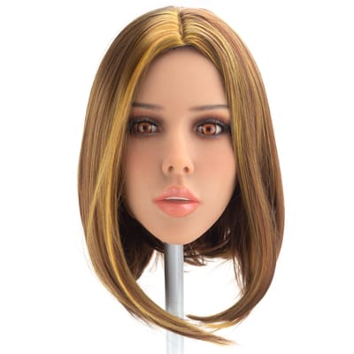 Polly - Boneca Realística em TPE com Pele Morena, Cabelo Curto Loiro, Olhos Verdes, Seios Fartos, Vértebras em Aço e Acessórios - 50 Kg e 1,63 Metros de Altura