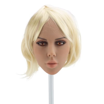 Polly - Boneca Realística em TPE com Pele Morena, Cabelo Curto Loiro, Olhos Verdes, Seios Fartos, Vértebras em Aço e Acessórios - 50 Kg e 1,63 Metros de Altura