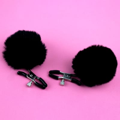 Prendedores para Mamilos Feito em Metal com Ajuste de Pressão e Pompom - 3R Import