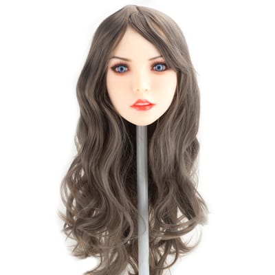 Saori - Boneca Realística em TPE com Pele Branca, Cabelo Loiro Longo Escuro, Olhos Azuis, Seios Fartos, Quadril Largo, Vértebras em Aço e Acessórios - 53 Kg e 1,64 Metros de Altura