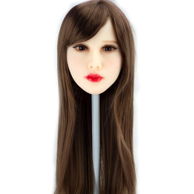 Suzi - Boneca Realística em TPE com Pele Branca, Cabelo Longo, Olhos Pretos, Seios Médios, Vértebras em Aço e Acessórios - 43 Kg e 1,59 Metros de Altura