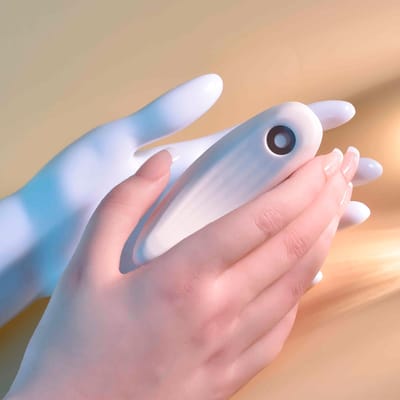 Estimulador de Clitóris em Silicone com 10 Modos de Vibrações, Pulsação e Recarregável - Evolved Playboy Pleasure Palm | 9,6 x 5,2 cm