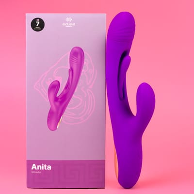 Vibrador Rabbit com Motor Triplo em Silicone com 7 Modos de vibração, 7 Movimentos de Língua e Recarregável - Exclusiva Anita | 14,5 x 4,2 cm