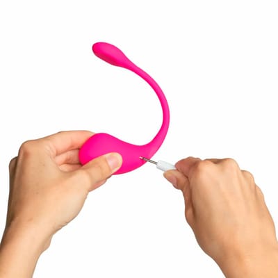 Vibrador Estimulador de Ponto G Recarregável em Silicone com 7 Modos de Vibração e Controle por Aplicativo - Lovense Lush II | 7,6 x 3,7 cm