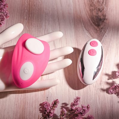 Vibrador Estimulador Recarregável com Imã de Prender na Roupa, 9 Modos de Vibração e Controle Remoto Sem Fio - Gender X Under The Radar | 8,1 x 4,8 cm