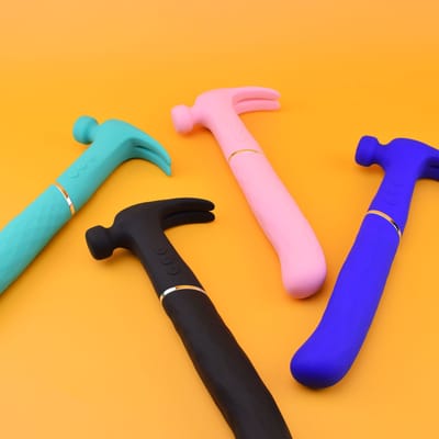 Vibrador de Ponto G e Clitóris em Silicone no Formato de Martelo com Motor Duplo, 10 Modos de Vibração e 3 Níveis de Intensidade - Sweet Hammer | Disponível em 4 Cores
