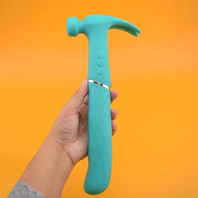 Vibrador de Ponto G e Clitóris em Silicone no Formato de Martelo com Motor Duplo, 10 Modos de Vibração e 3 Níveis de Intensidade - Sweet Hammer | Disponível em 4 Cores