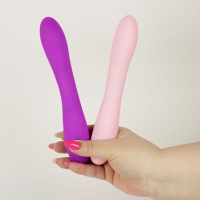 Vibrador de Ponto G em Silicone com Texturas Anelares, 7 Modos de Vibração e Carregamento via Cabo USB - Topo Toys Enjoy Irvini | 12,5 x 3,2 cm | Disponível em 2 Cores