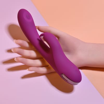 Vibrador Rabbit com Batidinhas em 3 Níveis, 10 Modos de Vibração e Carregamento via Cabo USB - Evolved Playboy Pleasure Thumper | 12 x 3,4 cm