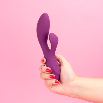 Vibrador Rabbit em Silicone Macio com 8 Modos de Vibração, Movimentos e Recarregável via Cabo USB - Exclusiva Mari