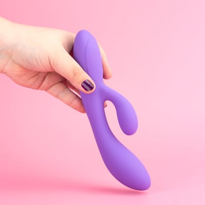 Vibrador Rabbit em Silicone Soft Touch com 10 Modos de Vibração, Função Aquecimento e Carregamento via Cabo USB - Exclusiva Fiama Hot