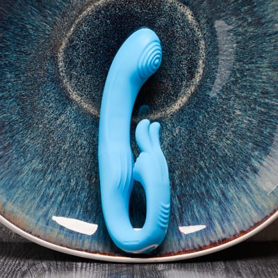 Vibrador Duplo Recarregável com Design Flexivel e 7 Modos de Vibração - Evolved Sea Breeze Bunny | 18 x 3,6 cm