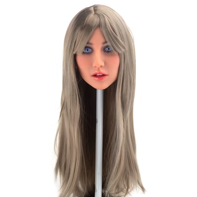 Yasmin - Boneca Realística em TPE com Pele Bronzeada, Olhos Castanhos, Cabelo Castanho Escuro, Seios Pequenos, Vértebras em Aço e Acessórios - 32 kg e 1,42 Metros de Altura