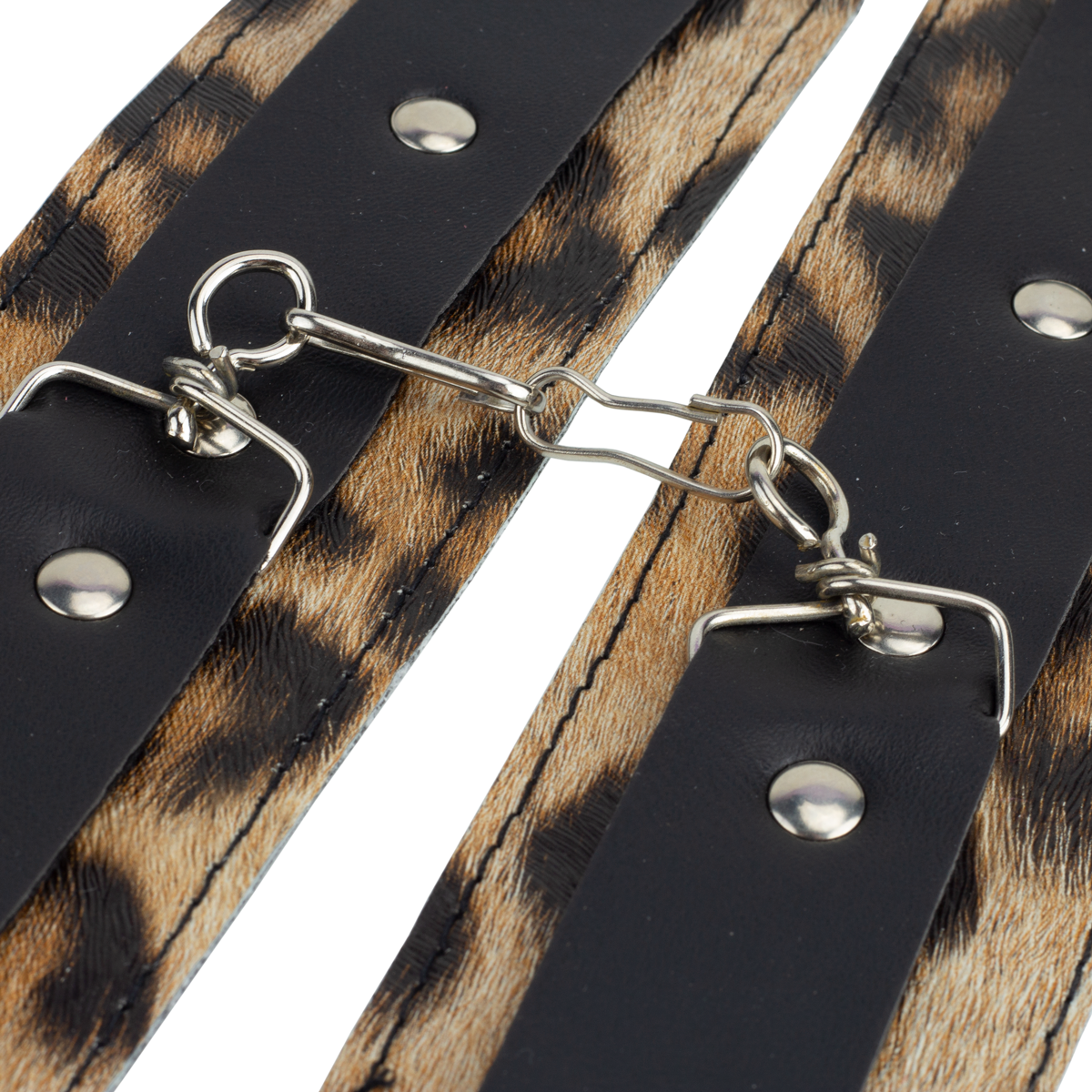 Kit Sensual com Algemas e Chibata em Couro Sintético - Brasil Fetiche | Disponível em 6 Cores - 26
