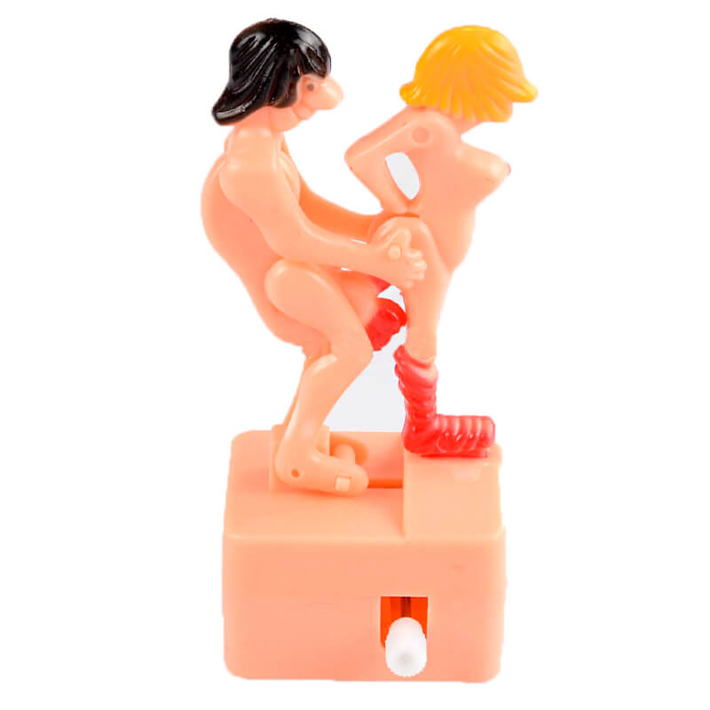 Brinquedo a Corda Penetrando e Simulando Sexo Anal com Casal Hétero - Wind Up - 2