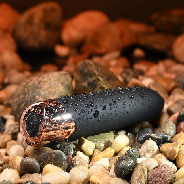 Bullet Estimulador Clitoriano em Silicone com 10 Modos de Vibração, Recarregável e Resistente à Água - Gender X The Gold Standard | 8,5 x 2,1 cm - 2