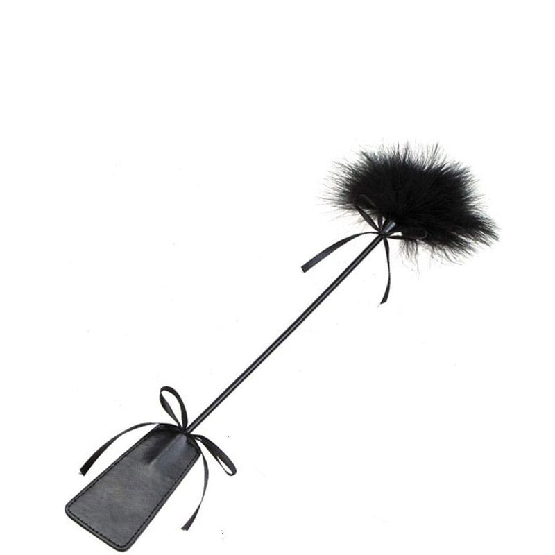 Chibata com Couro Sintético e Pena - 36,5 cm - 2