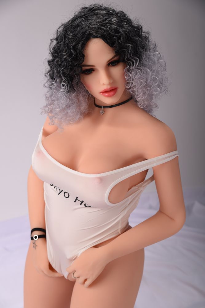Jessie - Boneca Realística em TPE com Pele Branca, Cabelo Enrolado, Olhos Azuis, Seios Fartos, Vértebras em Aço e Acessórios - 53 Kg e 1,64 Metros de Altura - 4