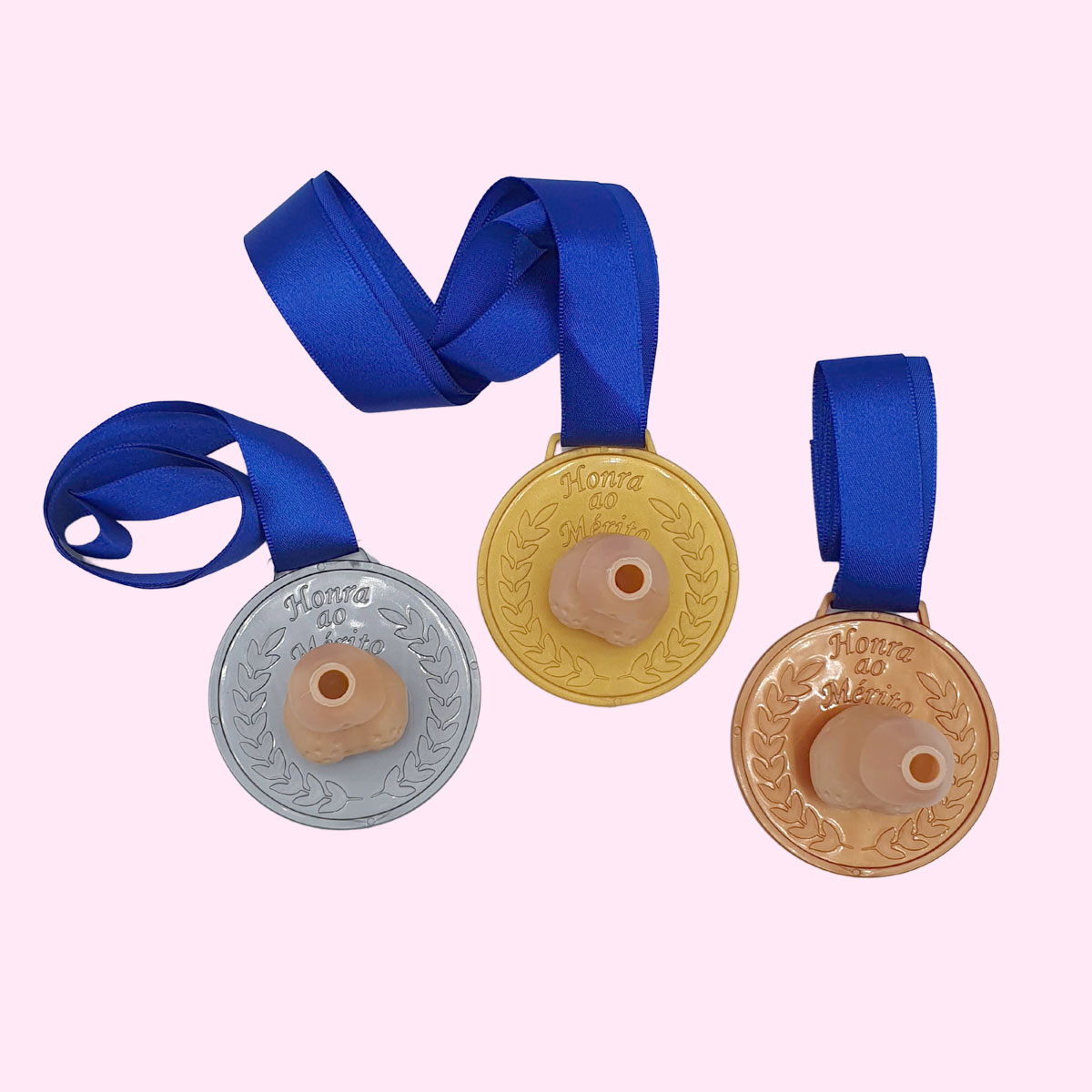 Medalha Erótica com Mini Pênis Decorativo - FestaChic | Disponível em 3 Cores - 1