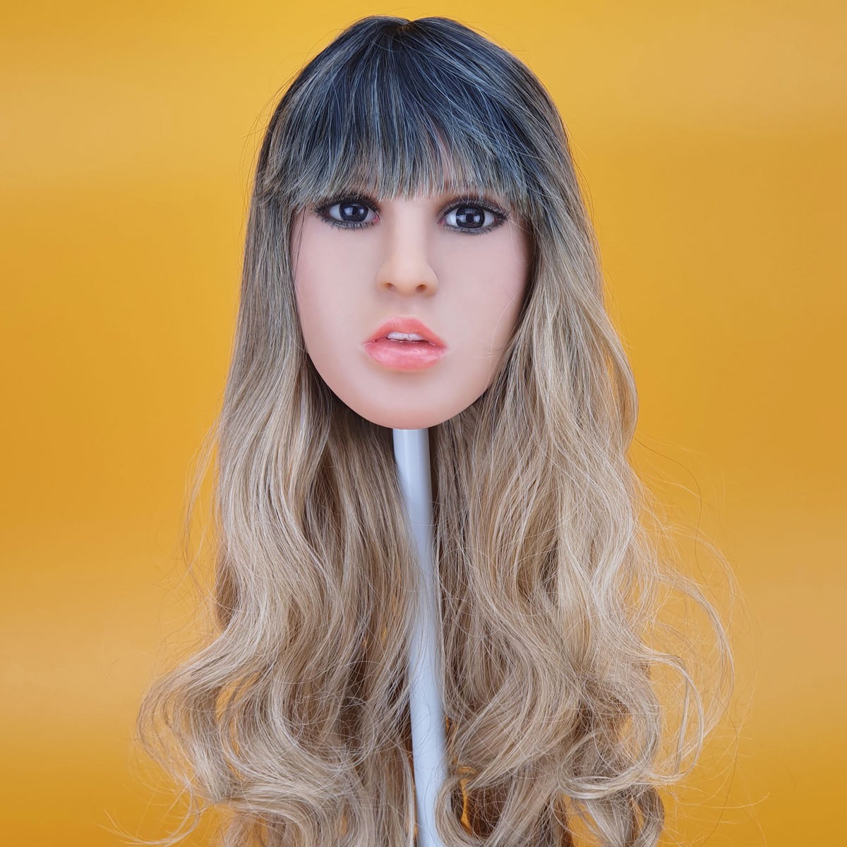 Mônica - Boneca Realística em TPE com Pele Morena, Cabelo Longo Loiro, Olhos Castanhos Escuro, Seios Médio, Vértebras em Aço e Acessórios - 38 Kg e 1,66 Metros de Altura - 13