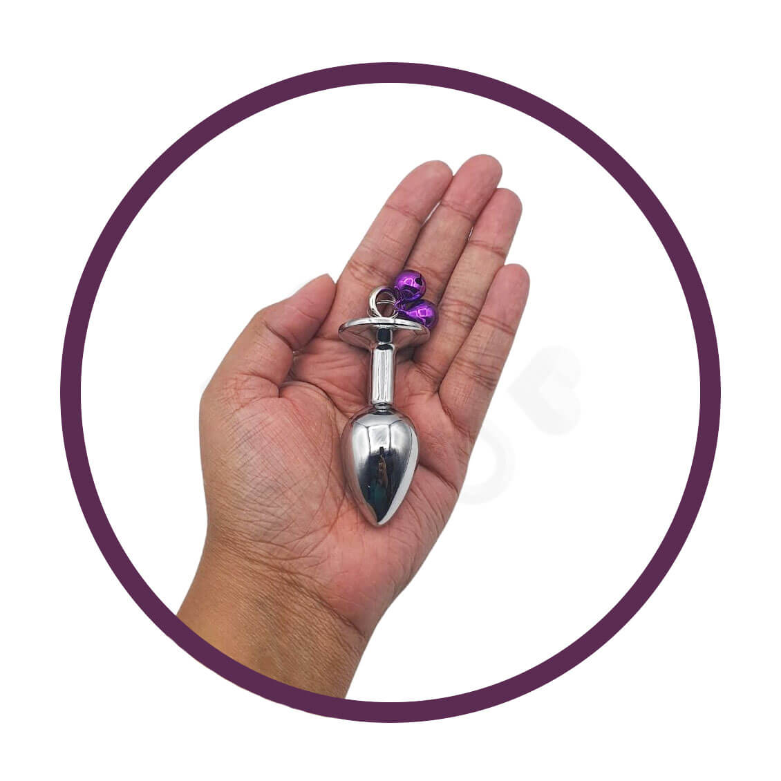 Plug Anal Cônico ''P'' em Metal Polido com Joia em sua Base e Guia com Corrente - 3R | 5,8 x 2,7 cm | Disponível em 3 Cores - 9