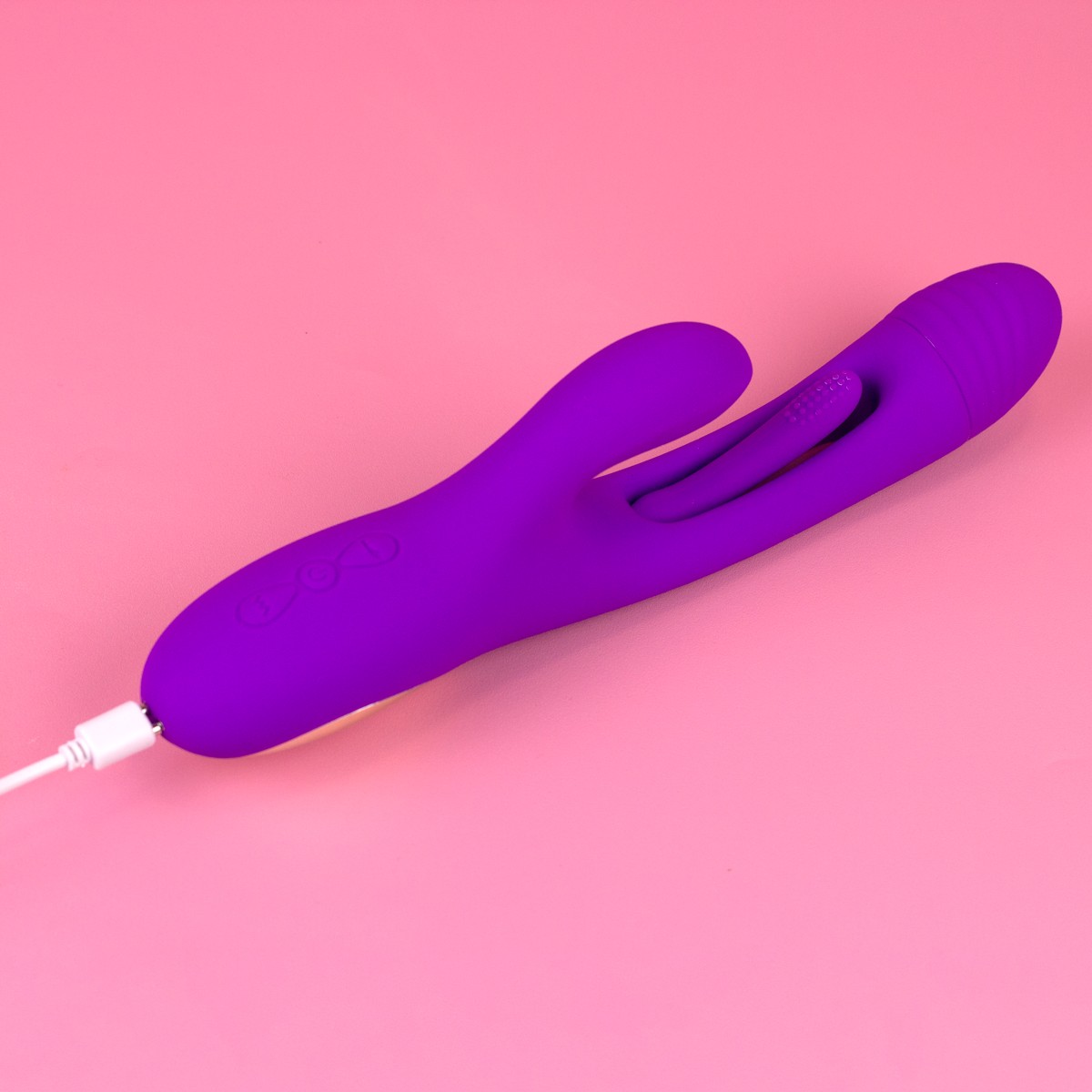 Vibrador Rabbit com Motor Triplo em Silicone com 7 Modos de vibração, 7 Movimentos de Língua e Recarregável - Exclusiva Anita | 14,5 x 4,2 cm - 7