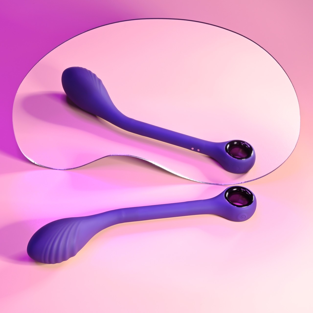 Vibrador de Ponto G com Haste Fina e Articulável, 7 Modos de Vibração e Carregamento via Cabo USB - Evolved Playboy Spot On | 18,5 x 3,4 cm - 3
