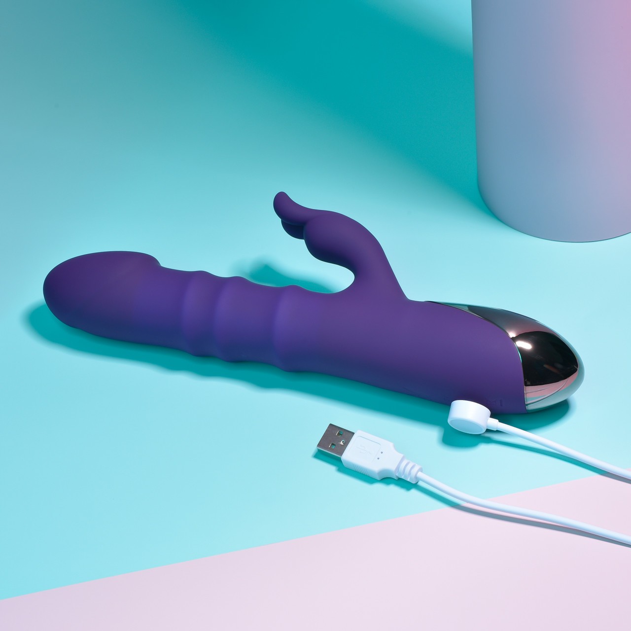 Vibrador Rabbit com Anéis Massageadores em 3 Níveis, 10 Modos de Vibração e Carregamento via Cabo USB - Evolved Playboy Pleasure Hop To It | 13,5 x 3,7 cm - 5