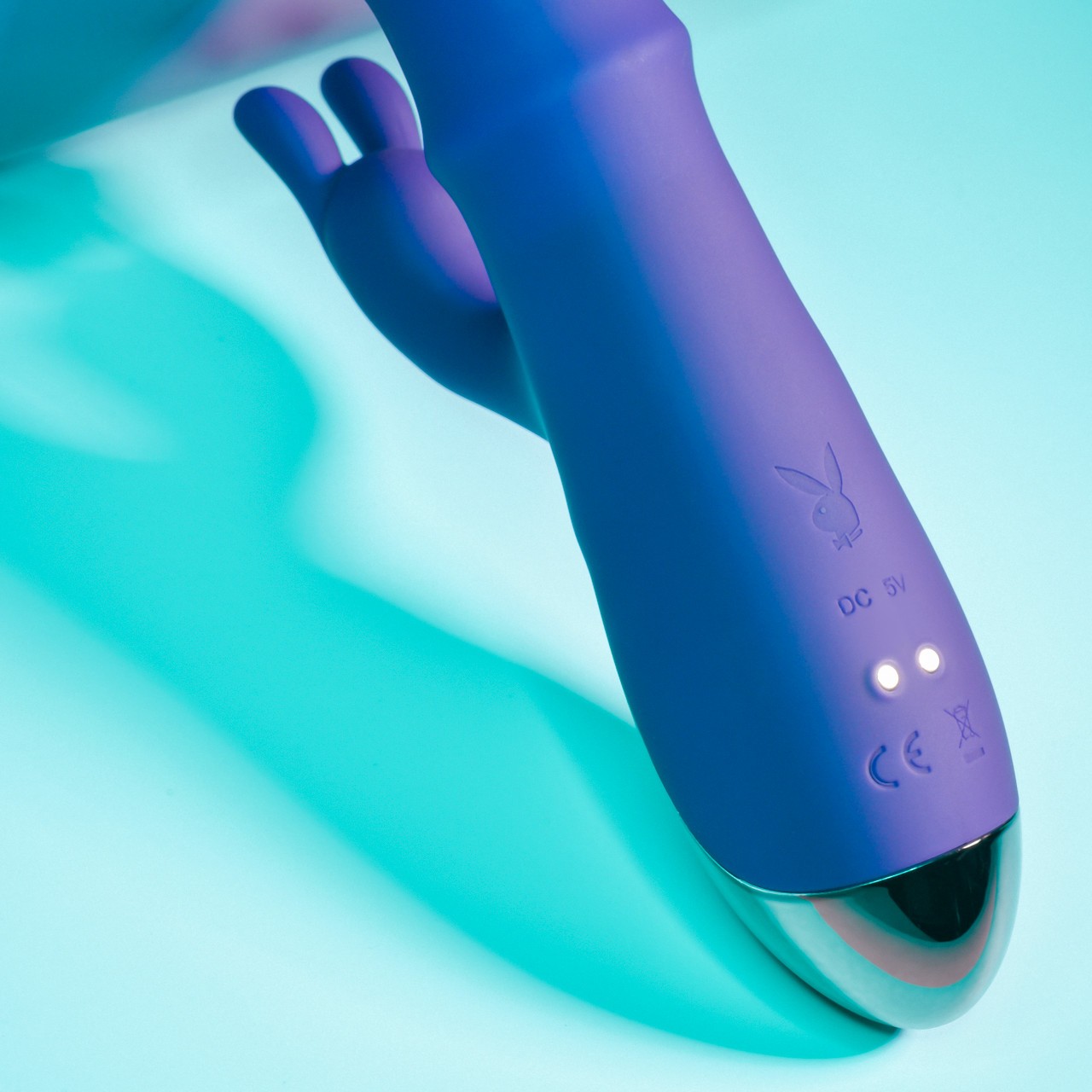 Vibrador Rabbit com Anéis Massageadores em 3 Níveis, 10 Modos de Vibração e Carregamento via Cabo USB - Evolved Playboy Pleasure Hop To It | 13,5 x 3,7 cm - 4